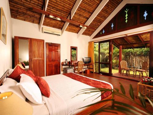 فندق أباد ويسبرينج بالمز كوماراكوم (Abad Whispering Palms Kumarakom Hotel) in كوماراكوم