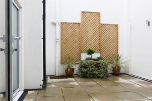 Modern and large oasis flat in Camden with patio - image 4