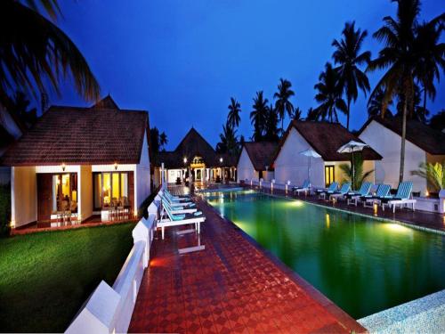 مسبح, فندق أباد ويسبرينج بالمز كوماراكوم (Abad Whispering Palms Kumarakom Hotel) in كوماراكوم