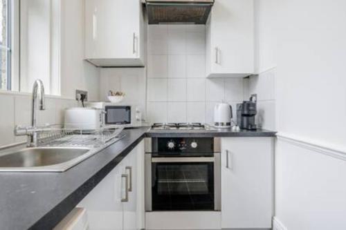 Unbeatable location in Camden-spacious studio flat - image 11
