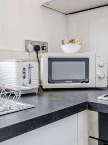 Unbeatable location in Camden-spacious studio flat - image 13