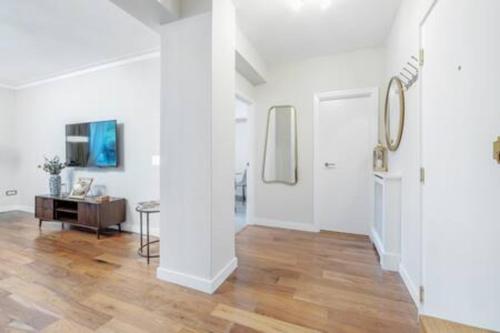 Top location - spacious 2bed in front of Hyde Park - image 9