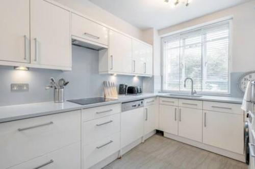 Top location - spacious 2bed in front of Hyde Park - image 13