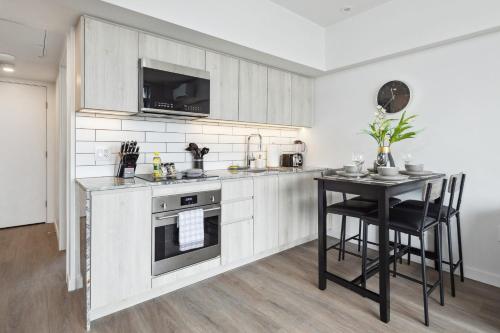 Brand New City Apt in Downtown Vancouver in Vancouver, Canada