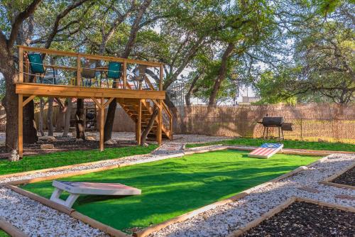 Luxurious Home With Hot Tub & Tree Deck By 6flags in San Antonio, USA