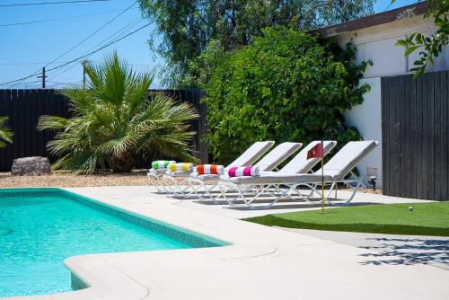 The Pink Cactus - Desert Retreat - Luxe Pool, Golf & Game Room in Indio, USA