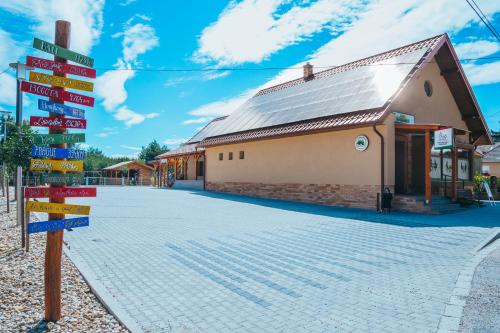 Viesnīcas āriene, Bogi Kuckó, Farkasgyepű (Bogi Kucko, Farkasgyepu) in Németbánya