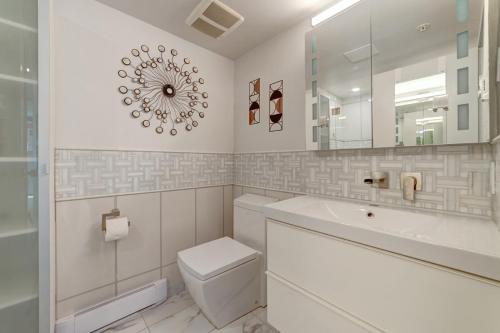 Art Deco Broadway Queen Room in Vancouver, Canada