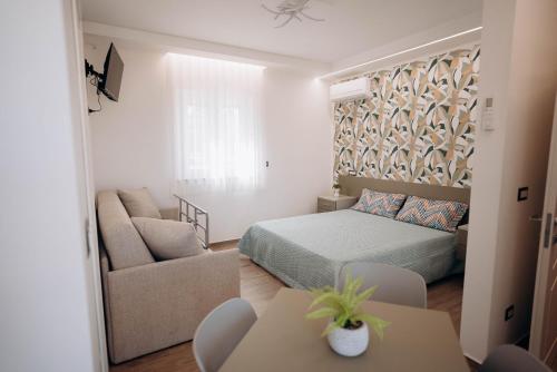 1 king bed, 1 sofa bed