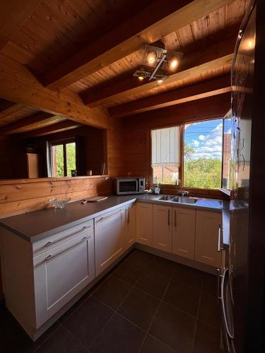 Konyha, Maison écoresponsable classée 3 étoiles avec son jardin clos (Maison ecoresponsable classee 3 etoiles avec son jardin clos) in Donzy