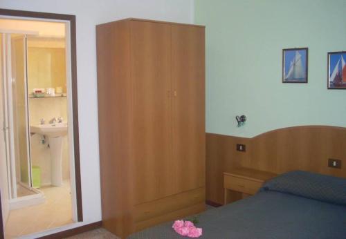 Double Room image 7