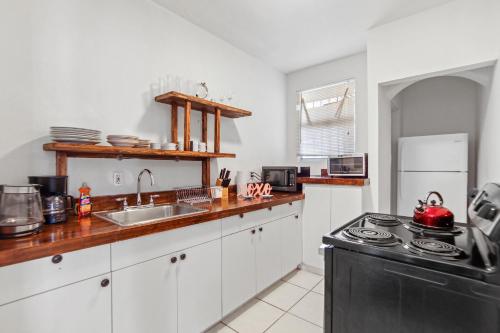 2 B/R w/Private Balcony, Heart of South Beach Deal in Miami Beach, USA