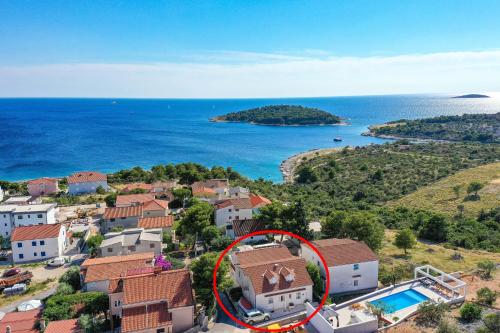 Family friendly house with a swimming pool Zecevo Rtic, Rogoznica - 10307 – khách sạn tại Zecevo Rogoznicko