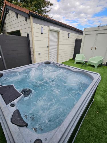 Karstais baseins, hébergement privée Jaccuzzi en supplément (hebergement privee Jaccuzzi en supplement) in Saint-Clair-du-Rhone (Rhone-Alpes)