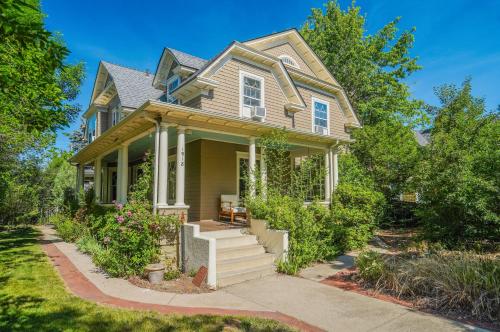 Noble Mansion 7 Bedrooms w Hot Tub Firepit & BBQ in Colorado Springs, USA