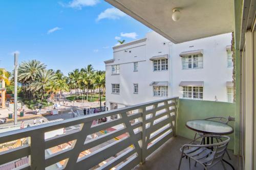 Balcony Beach View w/2 Queen beds, Ocean Dr Beach in Miami Beach, USA