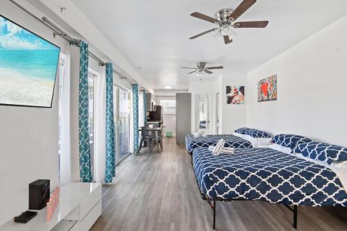 Balcony Beach View w/2 Queen beds, Ocean Dr Beach in Miami Beach, USA