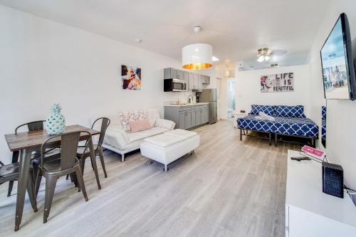 Beachy 1 b/r, w/2 Queen Beds, On Ocean Drive Beach in Miami Beach, USA