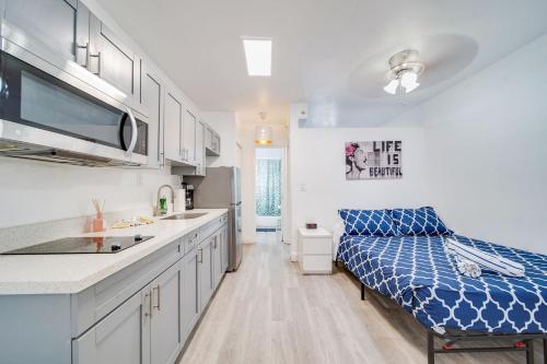 Beachfront 1 bedroom with 2 Queen Beds on Ocean Drive in Miami Beach, USA