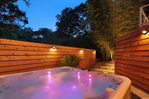 Apkārtne, Russian River Luxury Escape with Private Hot Tub in Forestvilla (CA)