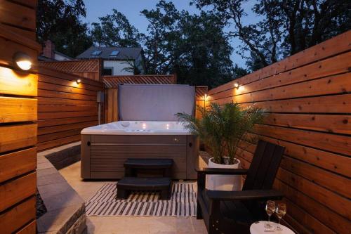 Karstais baseins, Russian River Luxury Escape with Private Hot Tub in Forestvilla (CA)