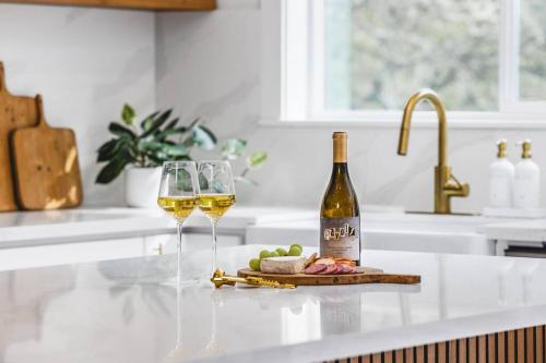 virtuve, Russian River Luxury Escape with Private Hot Tub in Forestvilla (CA)