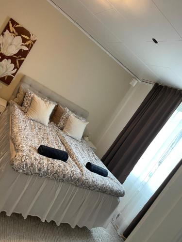 1 queen bed, 1 bunk bed