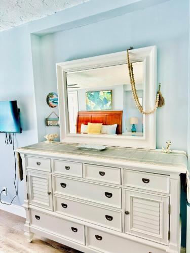 Cocoa Beach Bungalow, Dream House & Vacation Paradise! in Merritt Island, USA