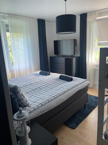 1 queen bed, 1 bunk bed