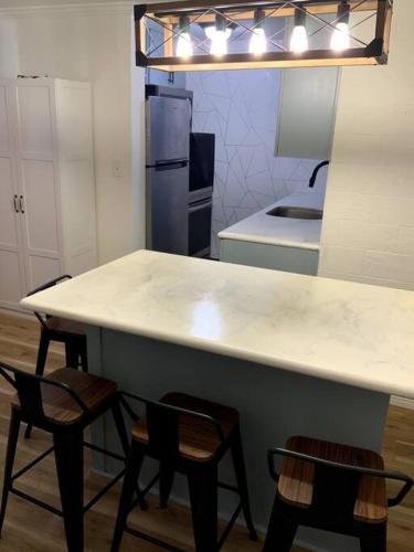 Cozy Centrally-located Condo in Honolulu - 30 day minimum stay in Honolulu Airport