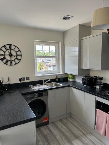 кухня, кв.м. 3 спалень, 1 окремих ванних Будинок в Markinch
 (Modern 3 Bed Apartment in Fife) in Markinch