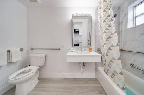Ocean Drive Prime Apt w/2 QueenBeds & Washer/Dryer in Miami Beach, USA