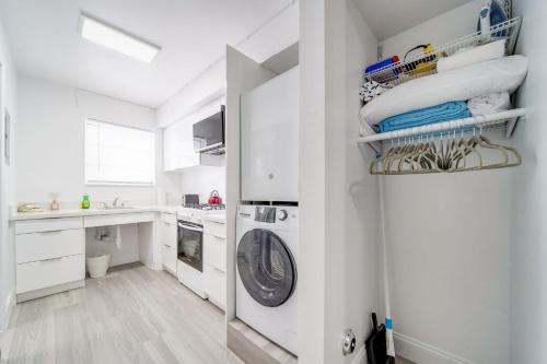 Ocean Drive Prime Apt w/2 QueenBeds & Washer/Dryer in Miami Beach, USA
