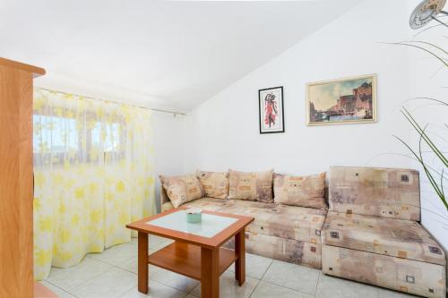 Two-Bedroom Apartment with Terrace and Sea View room in Apartments and rooms with parking space Supetar Brac - 5658