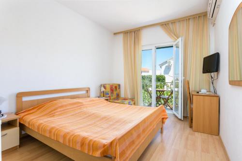 Triple Room with Balcony and Sea View room in Apartments and rooms with parking space Supetar Brac - 5658
