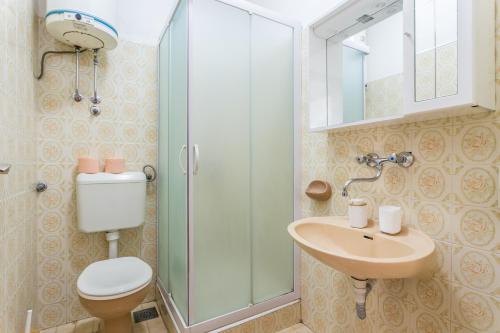 Triple Room with Balcony and Sea View image 3