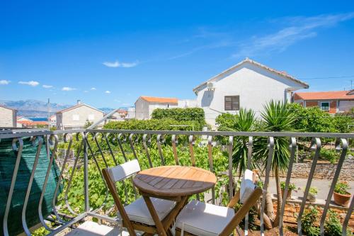 Triple Room with Balcony and Sea View image 4