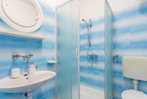 Double Room with Balcony and Sea View image 3