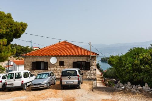 Apartments with parking space Splitska, Brac - 2867