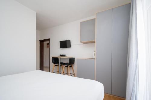 Double Room with Balcony image 7