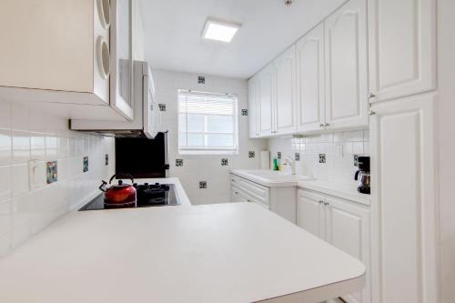 Sunny Ocean Dr Condo, w/2 Queen Beds, South Beach secondary