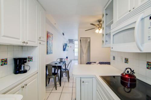 Sunny Ocean Dr Condo, w/2 Queen Beds, South Beach in Miami Beach, USA