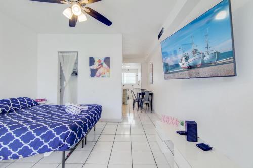 Sunny Ocean Dr Condo, w/2 Queen Beds, South Beach in Miami Beach, USA