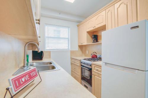 Super Beach Deal, Apt w/2 Queen Beds On Ocean Dr thumb 4