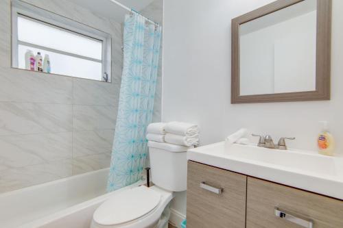 Private Ocean Dr Apt w/2 Queen Beds, Steps 2 Beach in Miami Beach, USA