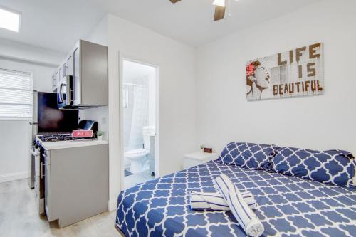 Private Ocean Dr Apt w/2 Queen Beds, Steps 2 Beach in Miami Beach, USA
