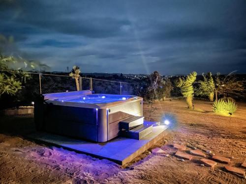 High View Haven - Hot Tub, Fire Pit, BBQ in Joshua Tree! home in Joshua Tree, USA