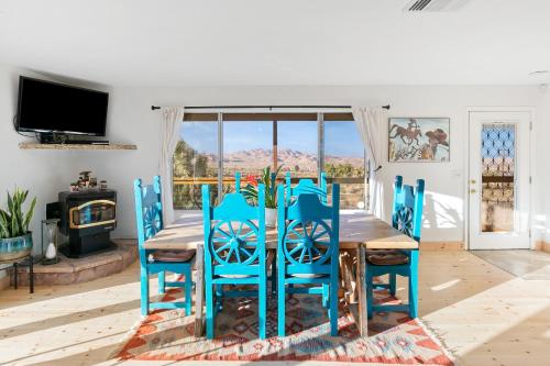 High View Haven - Hot Tub, Fire Pit, BBQ in Joshua Tree! home in Joshua Tree, USA