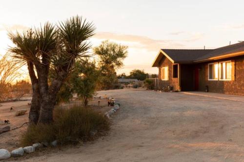 Darling Desert Abode withHot-tub Game Room home in Joshua Tree, USA