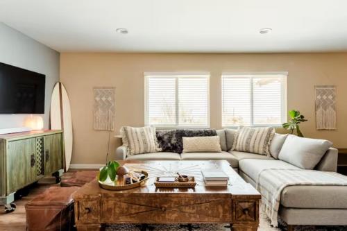 Darling Desert Abode withHot-tub Game Room home in Joshua Tree, USA
